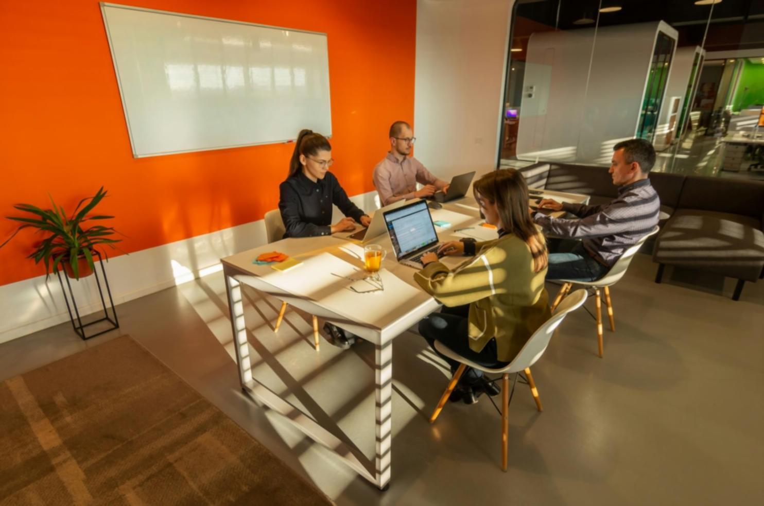 Teilnehmer arbeiten gemeinsam an Finanzplänen während eines Workshops
